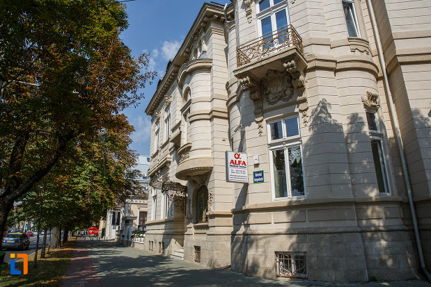 casa-ghita-stoenescu-1885-azi-clinica-din-ploiesti-judetul-prahova-vazuta-din-lateral.jpg