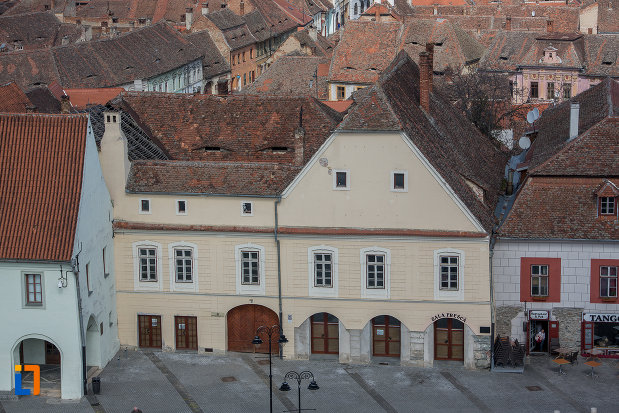 casa-haupt-are-in-curte-fragmente-ale-incintelor-i-si-ii-1694-din-sibiu-judetul-sibiu-vazuta-de-sus.jpg