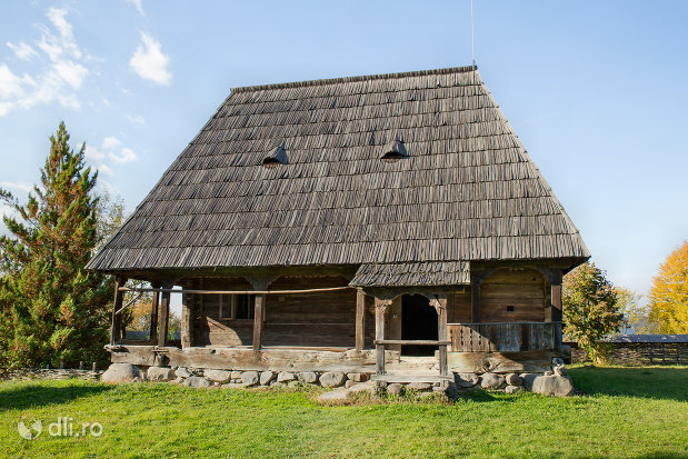 casa-iurca-muzeul-satului-din-sighetu-marmatiei-judetul-maramures.jpg