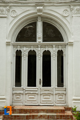 casa-leon-cracalia-din-focsani-judetul-vrancea-prim-plan-cu-usa-principala.jpg