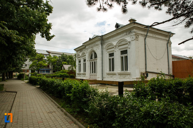 casa-leon-cracalia-din-focsani-judetul-vrancea-vazuta-din-lateral.jpg