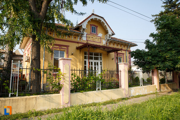 casa-linca-fost-notariat-din-rosiorii-de-vede-judetul-teleorman-vazuta-din-lateral.jpg