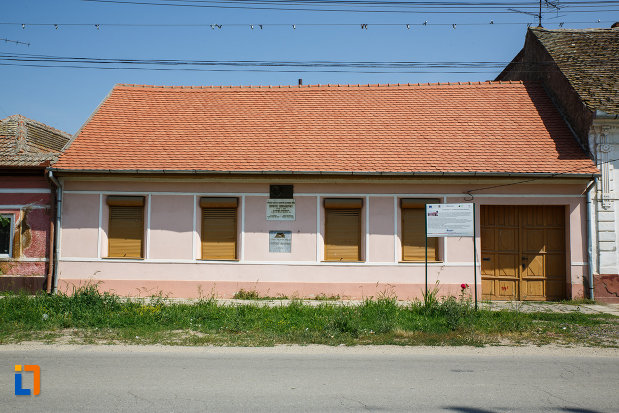 casa-memoriala-dositei-obradovici-din-ciacova-judetul-timis-vazuta-din-fata.jpg