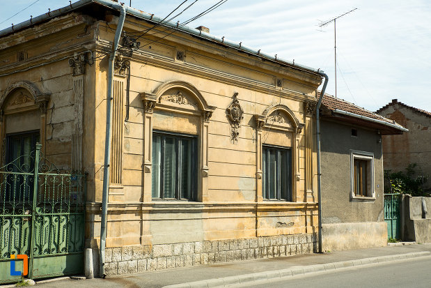 casa-popescu-marieta-din-drobeta-turnu-severin-judetul-mehedinti-pozat-din-lateral-fata.jpg