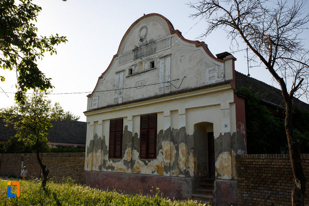 casa-svabeasca-din-jimbolia-judetul-timis-vazuta-din-lateral.jpg