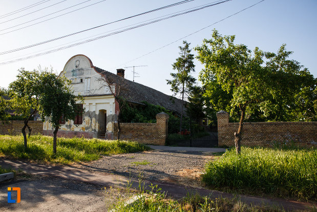 casa-svabeasca-din-jimbolia-judetul-timis-vazuta-din-strada.jpg