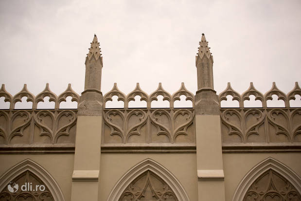 castelul-karolyi-din-carei-turnuri-mici.jpg