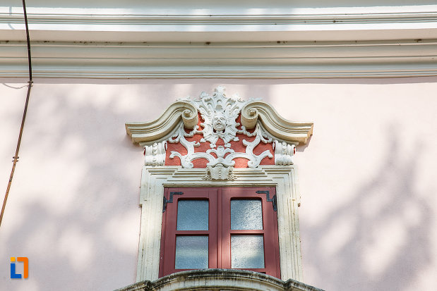 castelul-magna-curia-castelul-bethlen-din-deva-judetul-hunedoara-fereastra-cu-diverse-motive-decorative.jpg