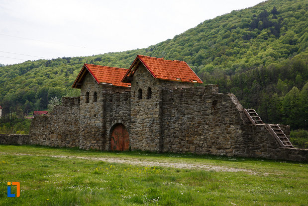 castrul-roman-arutela-din-caciulata-judetul-valcea-imagine-cu-cele-doua-turnuri-de-la-poarta.jpg