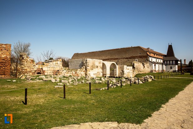 castrul-roman-poarta-de-sud-din-alba-iulia-judetul-alba.jpg