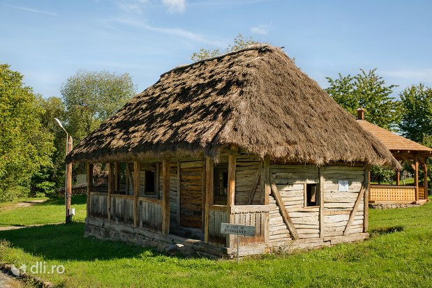 casuta-oseneasca-muzeul-satului-osenesc-din-negresti-oas-judetul-satu-mare.jpg