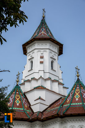 catedrala-adormirea-maicii-domnului-din-campulung-moldovenesc-judetul-suceava-cu-acoperis-deosebit-de-frumos-decorat.jpg
