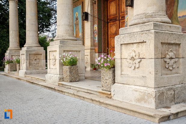 catedrala-domneasca-sf-alexandru-din-alexandria-judetul-teleorman-coloane-sculptate.jpg