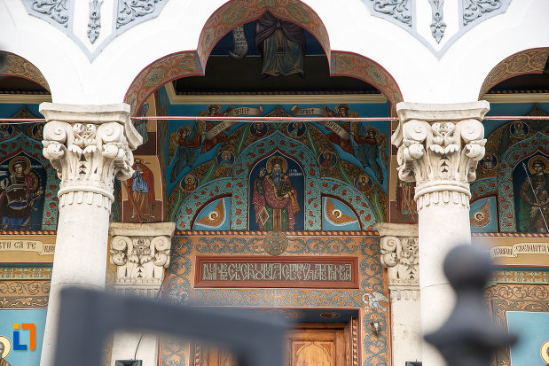 catedrala-domneasca-sf-alexandru-din-alexandria-judetul-teleorman-imagine-cu-partea-de-sus-de-la-intrare.jpg