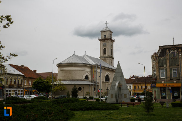 catedrala-greco-catolica-pogorarea-sf-duh-din-lugoj-judetul-timis-vazuta-din-spate.jpg