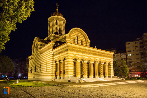 catedrala-mitropolitana-inaltarea-domnului-din-targoviste-judetul-dambovita-noaptea.jpg