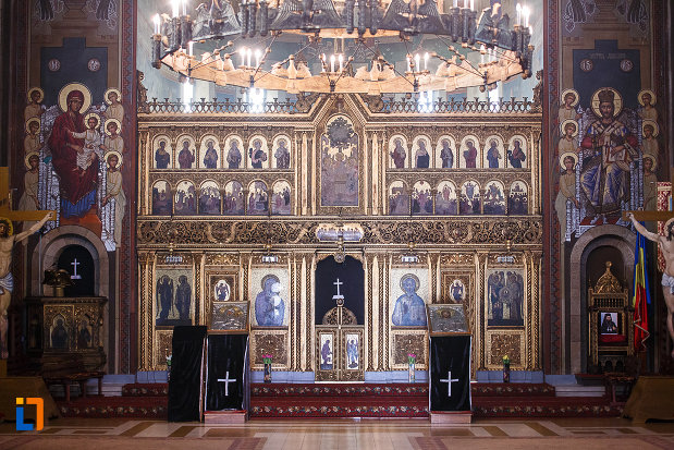catedrala-ortodoxa-sf-arhangheli-mihail-si-gavril-din-orastie-judetul-hunedoara-altar-si-doua-iconostasuri.jpg