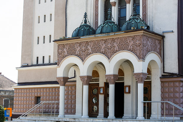catedrala-ortodoxa-sf-arhangheli-mihail-si-gavril-din-orastie-judetul-hunedoara-coloanele-de-la-intrare.jpg