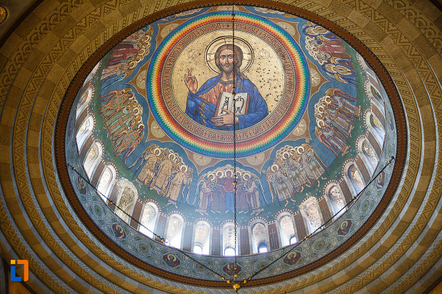 catedrala-ortodoxa-sf-arhangheli-mihail-si-gavril-din-orastie-judetul-hunedoara-cupola-cu-pictura-si-vitralii.jpg