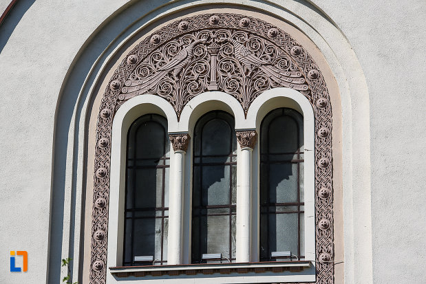 catedrala-ortodoxa-sf-arhangheli-mihail-si-gavril-din-orastie-judetul-hunedoara-fereastra-cu-coloane.jpg