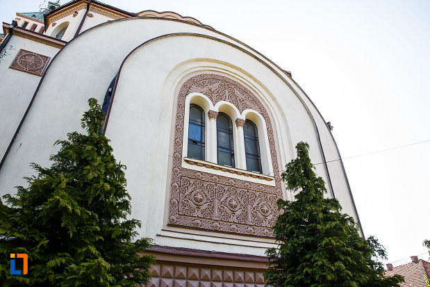 catedrala-ortodoxa-sf-arhangheli-mihail-si-gavril-din-orastie-judetul-hunedoara-imagine-cu-trei-vitralii.jpg