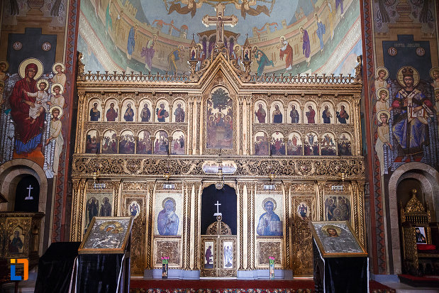 catedrala-ortodoxa-sf-arhangheli-mihail-si-gavril-din-orastie-judetul-hunedoara-picturi-murale-cu-figuri-religioase.jpg