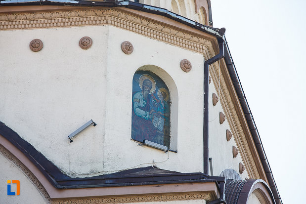 catedrala-ortodoxa-sf-arhangheli-mihail-si-gavril-din-orastie-judetul-hunedoara-picura-pe-perete-aflata-in-exterior.jpg