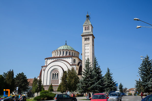 catedrala-ortodoxa-sf-arhangheli-mihail-si-gavril-din-orastie-judetul-hunedoara-vazuta-de-la-distanta.jpg