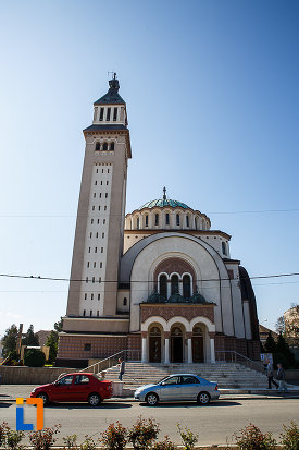 catedrala-ortodoxa-sf-arhangheli-mihail-si-gavril-din-orastie-judetul-hunedoara-vazuta-din-fata.jpg