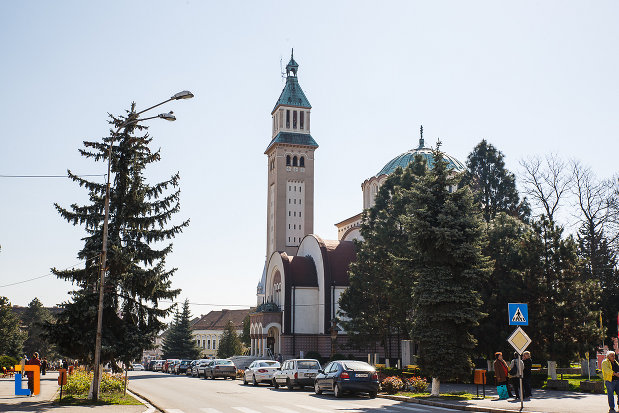 catedrala-ortodoxa-sf-arhangheli-mihail-si-gavril-din-orastie-judetul-hunedoara-vazuta-dinspre-strada.jpg
