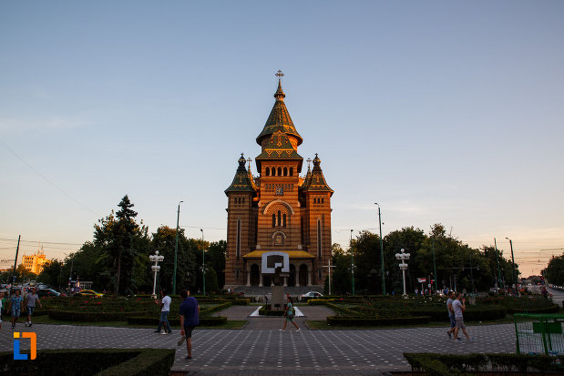 catedrala-ortodoxa-sf-trei-ierarhi-din-timisoara-judetul-timis-imagine-indepartata.jpg