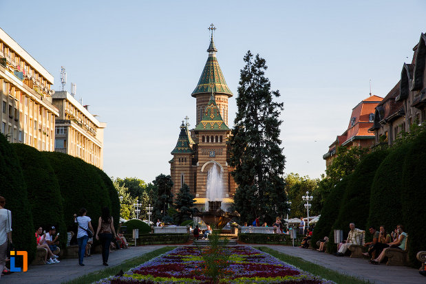 catedrala-ortodoxa-sf-trei-ierarhi-din-timisoara-judetul-timis-vazuta-din-piata-victoriei.jpg