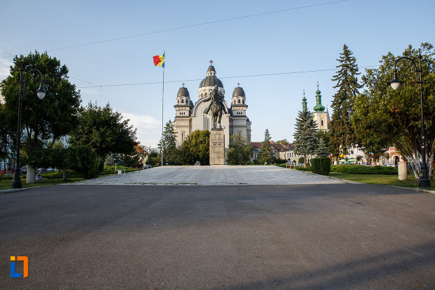 catedrala-ortodoxa-si-statuia-lui-avram-iancu-din-targu-mures-judetul-mures.jpg