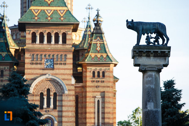 catedrala-ortodoxa-si-statuia-lupoaica-lupa-capitolina-din-timisoara-judetul-timis.jpg