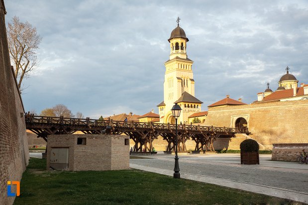 catedrala-reintregirii-din-alba-iulia-judetul-alba-intr-o-zi-insorita.jpg