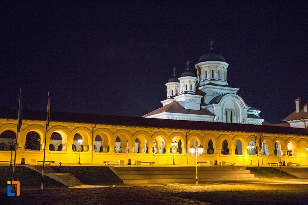 catedrala-reintregirii-din-alba-iulia-judetul-alba-vazuta-noaptea.jpg