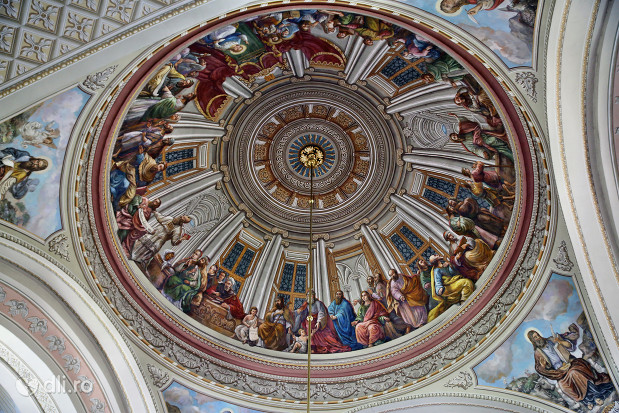 catedrala-romano-catolica-dieceza-de-satu-mare-bolta-pictata-in-biserica.jpg