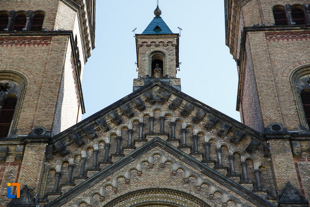 catedrala-romano-catolica-millenium-din-timisoara-judetul-timis-cateva-motive-decorative.jpg
