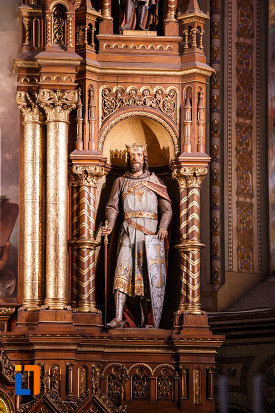 catedrala-romano-catolica-millenium-din-timisoara-judetul-timis-statuie-cu-coroana-si-arme-de-lupta.jpg