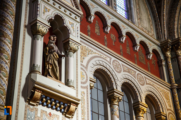 catedrala-romano-catolica-millenium-din-timisoara-judetul-timis-statuie-cu-iosif-si-pruncul-iisus.jpg