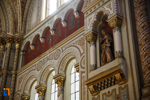 catedrala-romano-catolica-millenium-din-timisoara-judetul-timis-statuie-cu-maria-si-pruncul-iisus.jpg