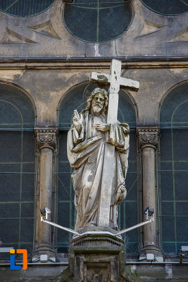 catedrala-romano-catolica-millenium-din-timisoara-judetul-timis-statuie-exterioara.jpg