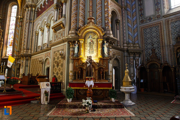catedrala-romano-catolica-millenium-din-timisoara-judetul-timis-statuie-interioara-si-iconostas.jpg