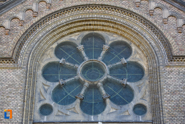 catedrala-romano-catolica-millenium-din-timisoara-judetul-timis-vitraliu-in-forma-de-floare.jpg