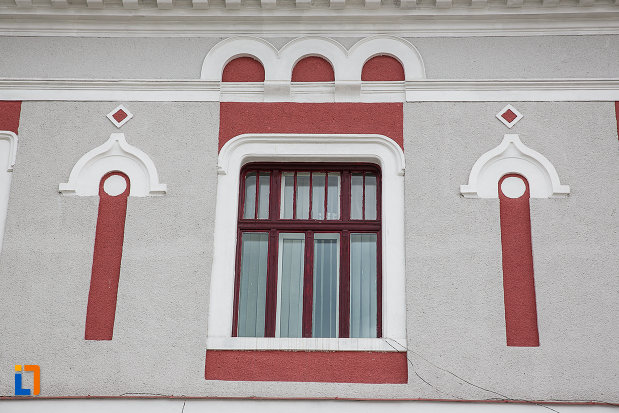 cazinoul-functionarilor-azi-teatrul-i-d-sarbu-din-petrosani-judetul-hunedoara-poza-cu-fereastra-decorata.jpg