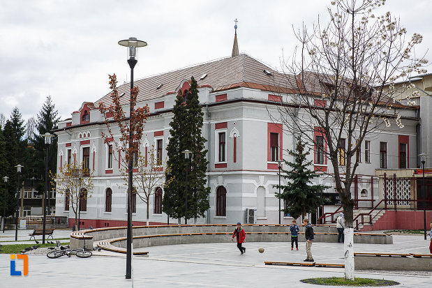 cazinoul-functionarilor-azi-teatrul-i-d-sarbu-din-petrosani-judetul-hunedoara-pozat-dinspre-platoul-central.jpg