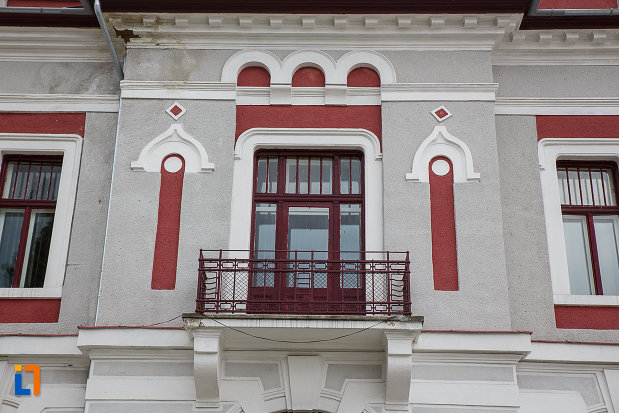 cazinoul-functionarilor-azi-teatrul-i-d-sarbu-din-petrosani-judetul-hunedoara-prim-plan-cu-un-balcon.jpg