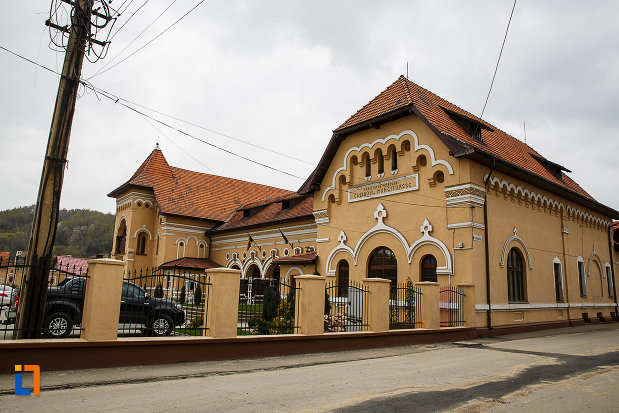 cazinoul-muncitoresc-din-petrosani-judetul-hunedoara-poza-cu-gardul.jpg