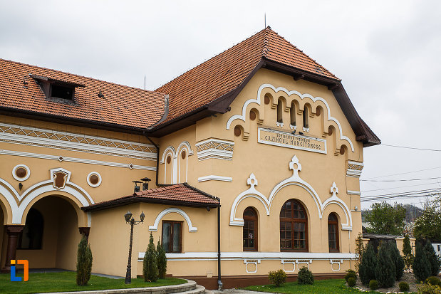 cazinoul-muncitoresc-din-petrosani-judetul-hunedoara-poza-cu-partea-dreapta.jpg
