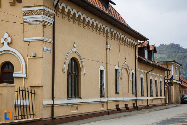 cazinoul-muncitoresc-din-petrosani-judetul-hunedoara-vazut-din-lateral.jpg